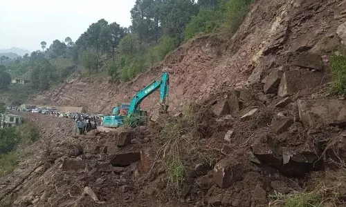 भारी बारिश से पीर पंजाल में बाढ़ और भूस्खलन, यातायात प्रभावित
