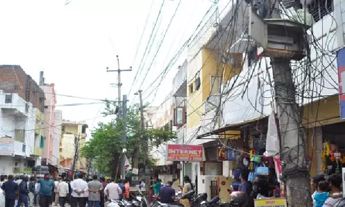 Hyderabad में गणेश प्रतिमाएं ले जाते समय बिजली गिरने से तीन लोगों की मौत