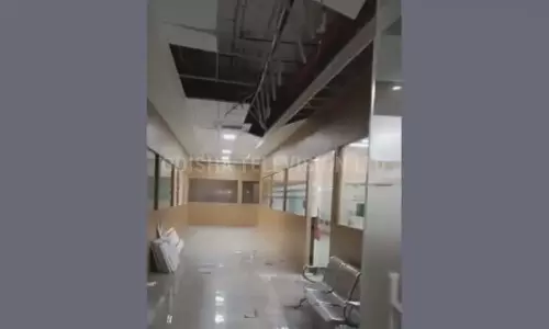 Bhubaneswar: नगर निगम कार्यालय की छत का एक हिस्सा गिरा Bhubaneswar: नगर निगम कार्यालय की छत का एक हिस्सा गिरा
