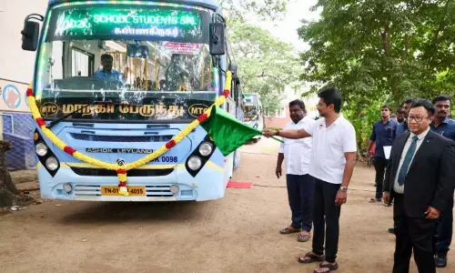 Dy CM Uday ने 25 स्कूलों के लिए मुफ्त स्कूल बस के पहले चरण का शुभारंभ किया