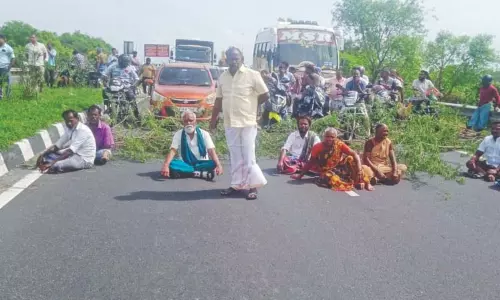 किसानों ने कोल्लिडम में चेक डैम की मांग की, Tiruchi-Chennai बाईपास को अवरुद्ध किया किसानों ने कोल्लिडम में चेक डैम की मांग की, Tiruchi-Chennai बाईपास को अवरुद्ध किया