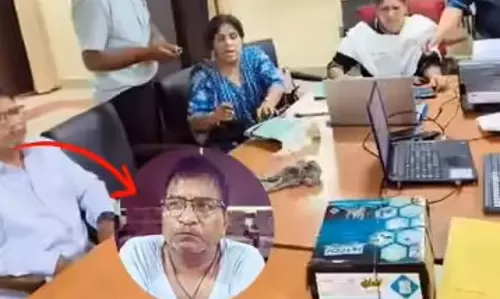 Jabalpur: रिश्वत लेते ही क्लर्क लोकायुक्त के हत्थे चढ़ा Jabalpur: रिश्वत लेते ही क्लर्क लोकायुक्त के हत्थे चढ़ा