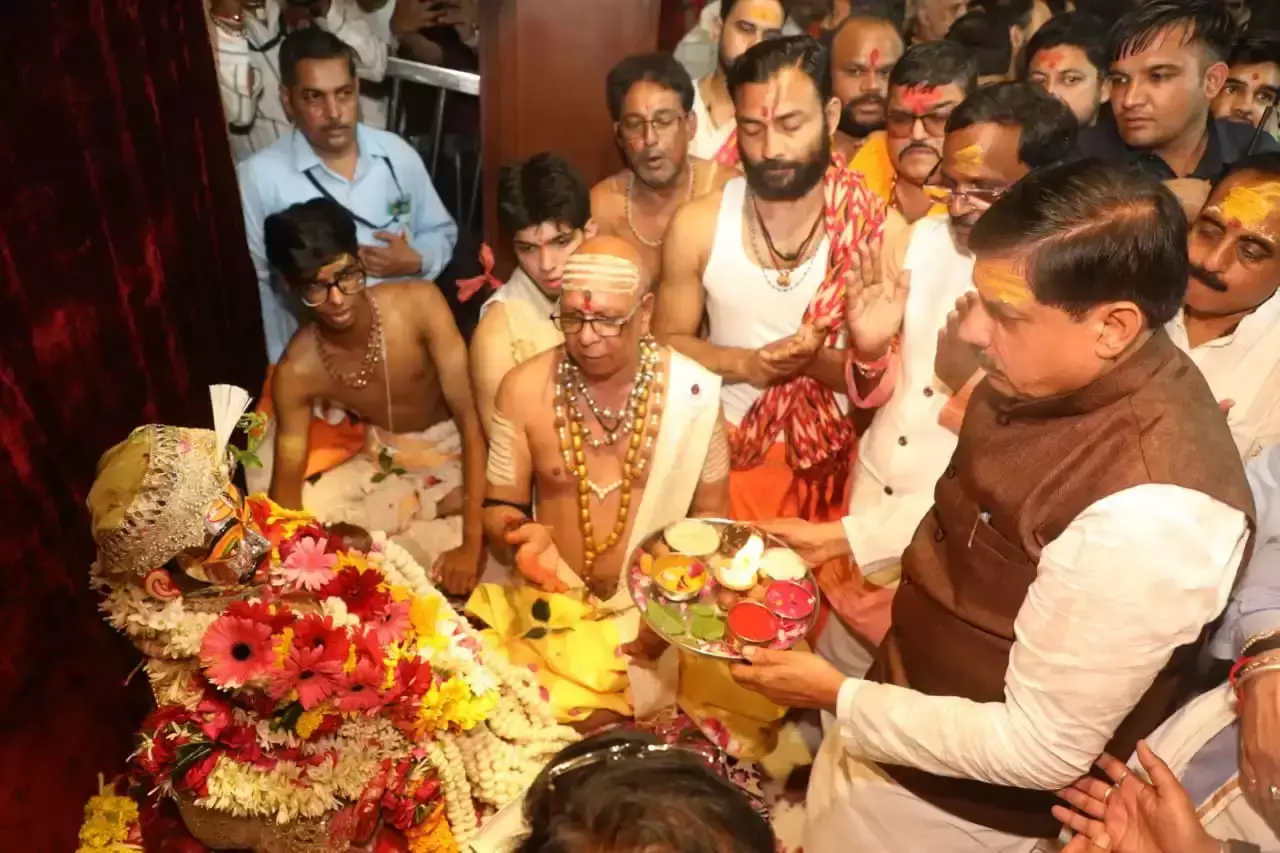 Ujjain: महाकाल की सवारी में उमड़ा जनसैलाब, CM भी बने सहभागी Ujjain: महाकाल की सवारी में उमड़ा जनसैलाब, CM भी बने सहभागी