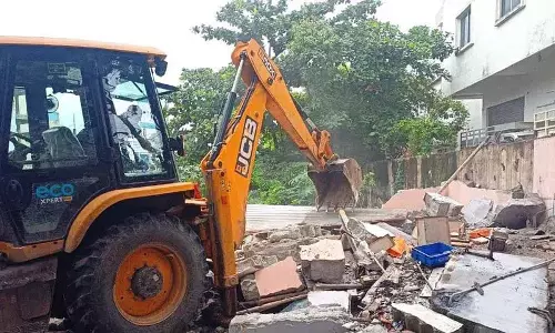 Hydra ने फिर से तोड़फोड़ अभियान शुरू किया, कुकटपल्ली में नाले पर अतिक्रमण हटाया