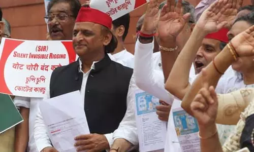 अखिलेश यादव का चुनाव आयोग पर हमला, दिखाई हलफनामे की कॉपी, बोले- 18 हजार लोगों को वोट नहीं करने दिया गया