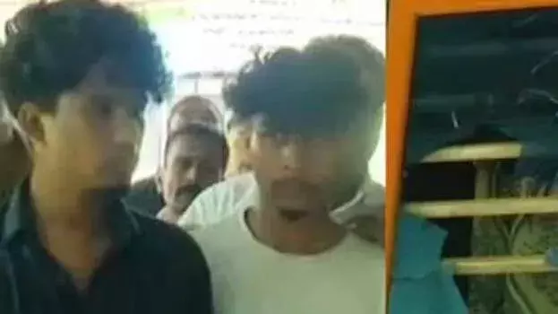Kerala: पल्लकड़ में 17 साल की लड़की के घर पर पेट्रोल बम हमला Kerala: पल्लकड़ में 17 साल की लड़की के घर पर पेट्रोल बम हमला