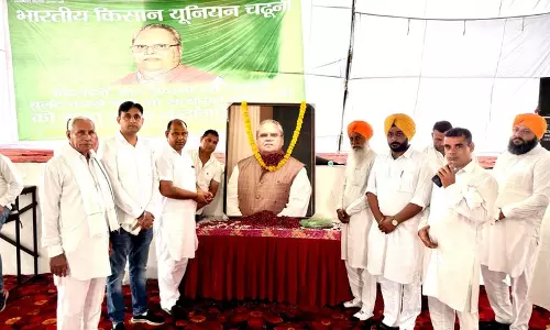 किसान संगठन ने पूर्व राज्यपाल को राजकीय सम्मान न देने के लिए BJP की आलोचना की किसान संगठन ने पूर्व राज्यपाल को राजकीय सम्मान न देने के लिए BJP की आलोचना की