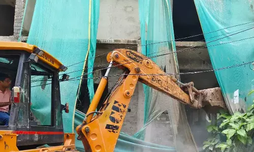 रायपुर : अवैध निर्माण और प्लाटिंग पर निगम ने चलाया बुलडोजर रायपुर : अवैध निर्माण और प्लाटिंग पर निगम ने चलाया बुलडोजर