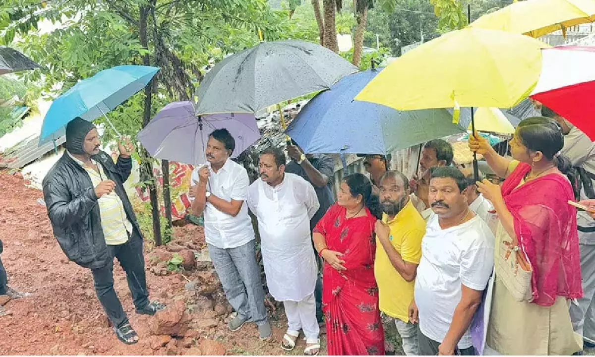 Andhra: विशाखापत्तनम में भारी बारिश से जनजीवन अस्त-व्यस्त Andhra: विशाखापत्तनम में भारी बारिश से जनजीवन अस्त-व्यस्त