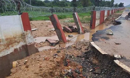 बारिश के बीच Malkangiri हवाई अड्डे की सीमा फिर धंस गई बारिश के बीच Malkangiri हवाई अड्डे की सीमा फिर धंस गई