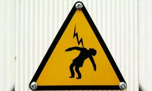 Amberpet में गणेश पंडाल लगाते समय करंट लगने से युवक घायल
