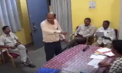 टीचर ने पत्नी के ट्रांसफर का किया विरोध, अपने बड़े अधिकारी को हड़काया