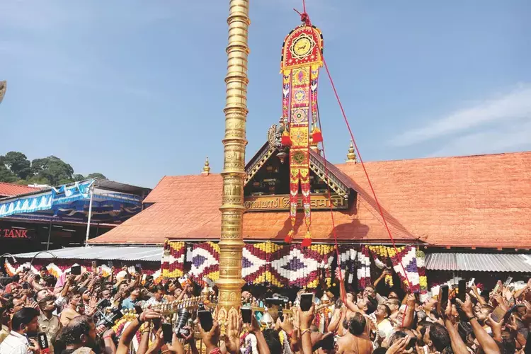 Kerala : सबरीमाला मंदिर में चप्पल पहनने पर पुलिसकर्मी निलंबित Kerala : सबरीमाला मंदिर में चप्पल पहनने पर पुलिसकर्मी निलंबित