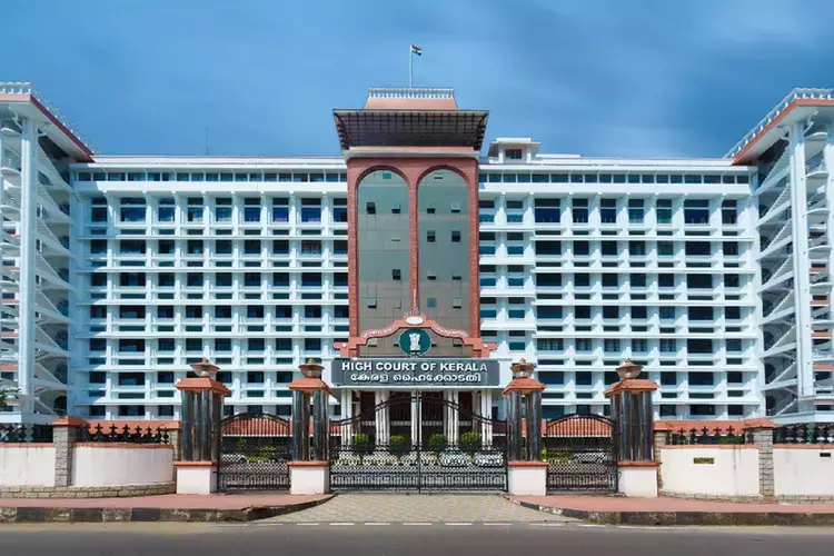 Kerala  हाईकोर्ट के मुख्य न्यायाधीश की बेंच को कार्यवाही रोकनी पड़ी