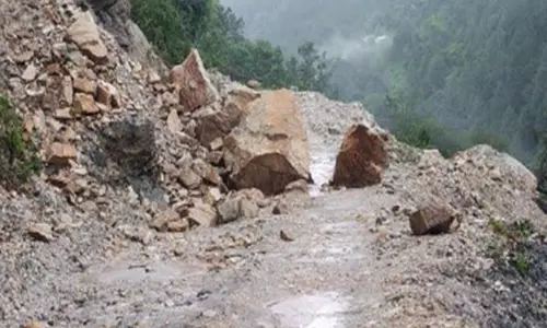 Pithoragarh में पत्थर गिरने से मुनस्यारी-मिलम मार्ग और 19 ग्रामीण सड़कें अवरुद्ध Pithoragarh में पत्थर गिरने से मुनस्यारी-मिलम मार्ग और 19 ग्रामीण सड़कें अवरुद्ध