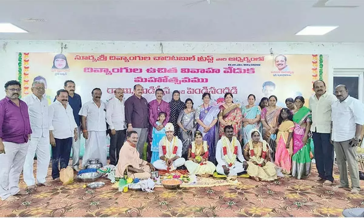 Andhra: दो दिव्यांग जोड़ों का भव्य समारोह में विवाह Andhra: दो दिव्यांग जोड़ों का भव्य समारोह में विवाह