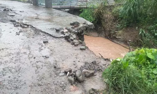 Sirmaur में बारिश से सरकारी विभागों और स्कूलों को भारी नुकसान