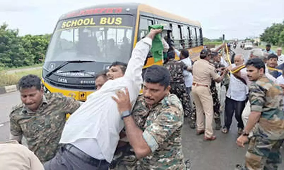CPM कार्यकर्ताओं के विरोध प्रदर्शन से करेडू गांव में तनाव