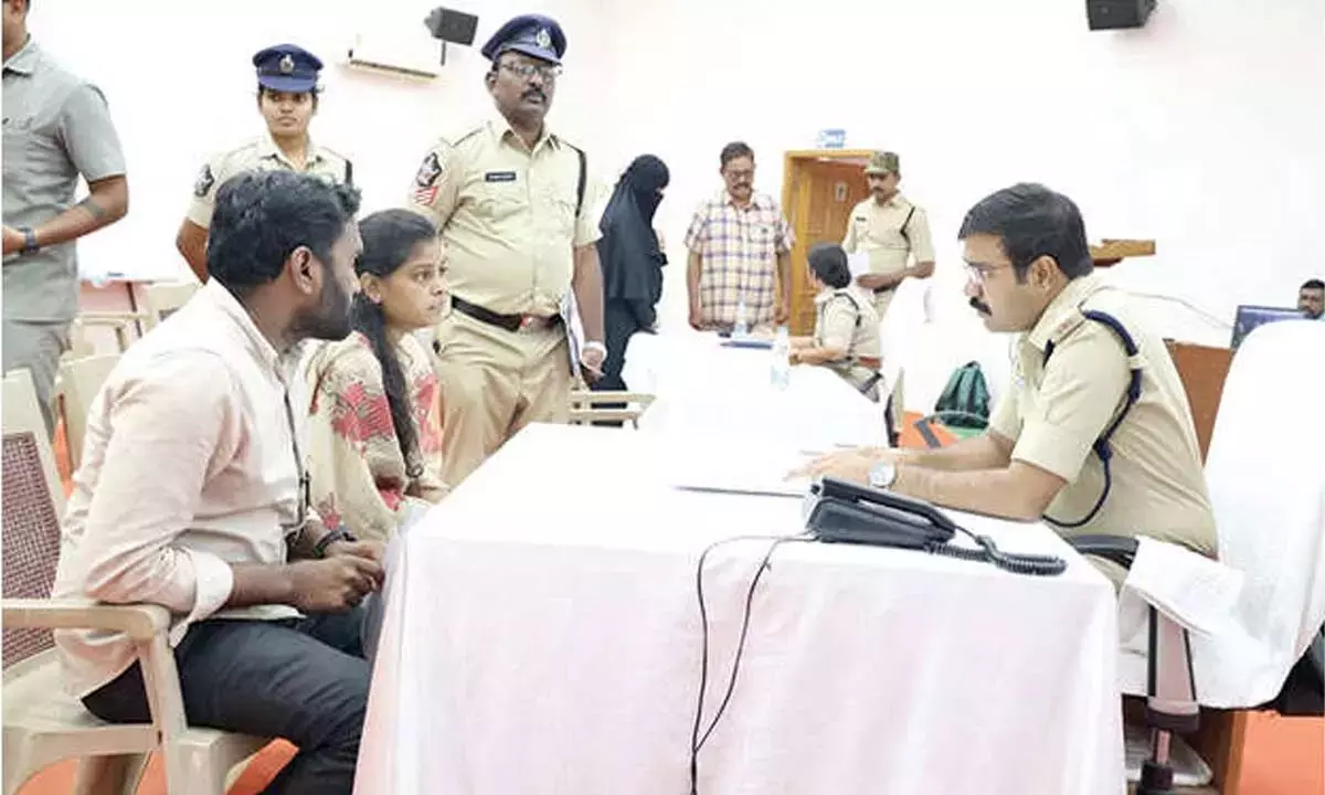 Andhra: पुलिस को PGRS में 78 याचिकाएं प्राप्त हुईं Andhra: पुलिस को PGRS में 78 याचिकाएं प्राप्त हुईं