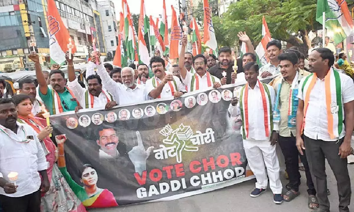 Congress ने ‘फर्जी वोट’ विवाद को लेकर तिरुपति में मोमबत्ती रैली निकाली