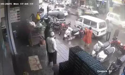 Auto driver ने महाराष्ट्र की महिला पुलिसकर्मी को 100 मीटर से अधिक दूर तक घसीटा