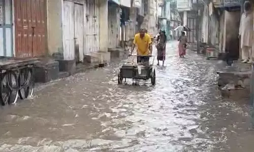 Mumbai में चौथे दिन भी मूसलाधार बारिश, जलभराव से शहर थम गया Mumbai में चौथे दिन भी मूसलाधार बारिश, जलभराव से शहर थम गया
