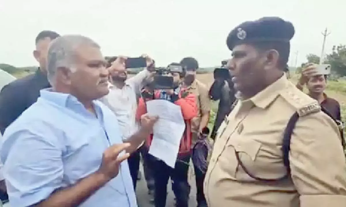 पूर्व MLA पेद्दा रेड्डी की ताड़ीपत्री में प्रवेश की कोशिश से तनाव पैदा हो गया पूर्व MLA पेद्दा रेड्डी की ताड़ीपत्री में प्रवेश की कोशिश से तनाव पैदा हो गया