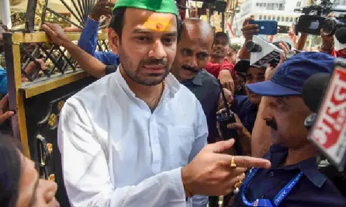 Aurangabad विवाद के बाद तेज प्रताप यादव का बयान, लालू परिवार में बढ़ी तकरार Aurangabad विवाद के बाद तेज प्रताप यादव का बयान, लालू परिवार में बढ़ी तकरार