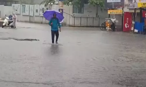 Mumbai में भारी बारिश: BMC ने सरकारी दफ्तरों में छुट्टी घोषित की, निजी कंपनियों से WFH का आग्रह