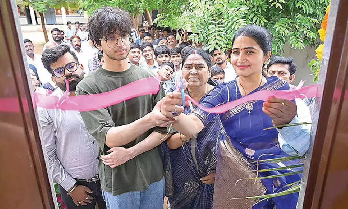 Andhra: बीसी बालक छात्रावास में नई शौचालय सुविधाओं का उद्घाटन
