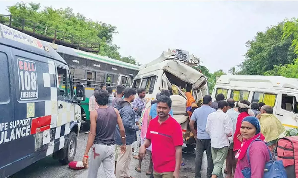 Andhra: टेम्पो ट्रैवलर और आरटीसी बस की टक्कर में 3 की मौत, 10 घायल Andhra: टेम्पो ट्रैवलर और आरटीसी बस की टक्कर में 3 की मौत, 10 घायल