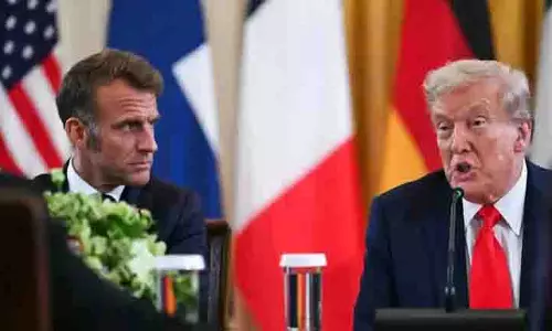 Trump माइक पर मैक्रों को पुतिन के बारे में बताते हुए पकड़े गए