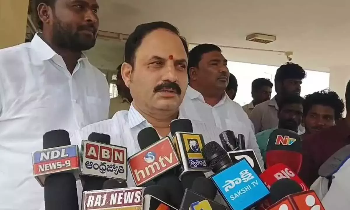 YSRCP के दो कार्यकर्ताओं के अपहरण से बनगनपल्ले में तनाव YSRCP के दो कार्यकर्ताओं के अपहरण से बनगनपल्ले में तनाव