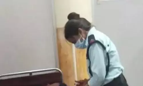 गार्ड को मरीजों का ईलाज करने का जिम्मा देकर डॉक्टर-नर्स गायब, जिला अस्पताल में व्यवस्था हाल बेहाल गार्ड को मरीजों का ईलाज करने का जिम्मा देकर डॉक्टर-नर्स गायब, जिला अस्पताल में व्यवस्था हाल बेहाल
