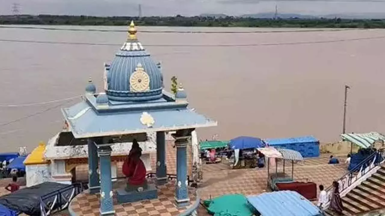 Telangana: भद्राचलम में गोदावरी का जलस्तर 38 फीट तक पहुंच गया है Telangana: भद्राचलम में गोदावरी का जलस्तर 38 फीट तक पहुंच गया है