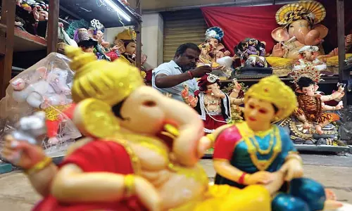 Telangana में प्लास्टर ऑफ पेरिस (पीओपी) की मूर्तियों की बाढ़, मिट्टी के कारीगर खाली हाथ