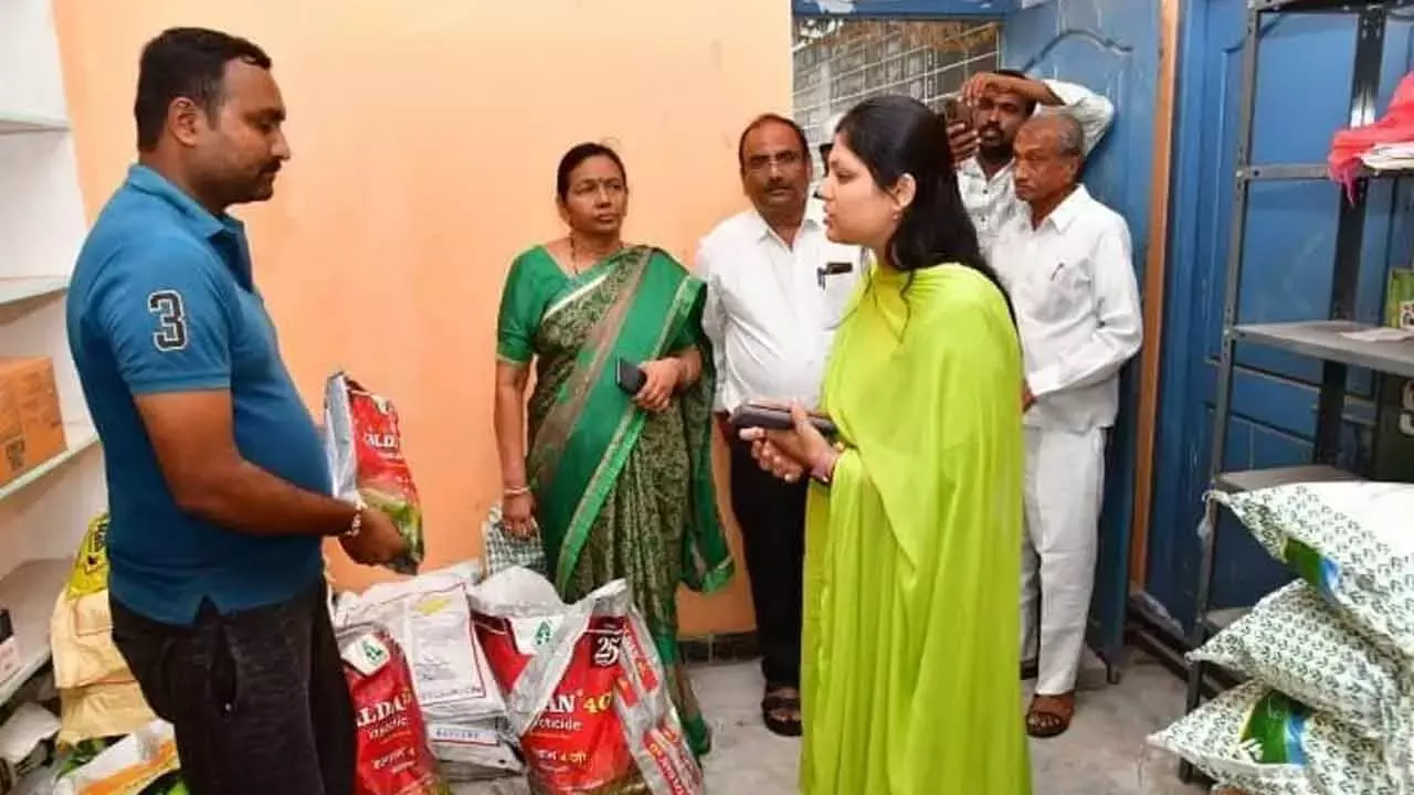 Telangana: करीमनगर में यूरिया की भारी कमी से किसान परेशान