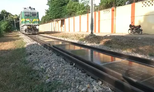 बनारस लोकोमोटिव वर्क्स ने सक्रिय रेलवे पटरियों पर भारत की पहली हटाने योग्य सौर पैनल प्रणाली स्थापित की बनारस लोकोमोटिव वर्क्स ने सक्रिय रेलवे पटरियों पर भारत की पहली हटाने योग्य सौर पैनल प्रणाली स्थापित की