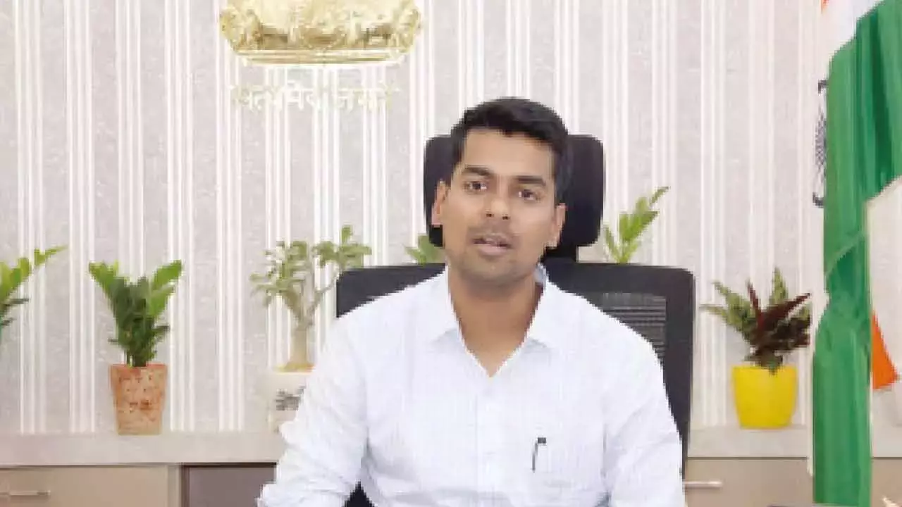 यूरिया की कमी विवाद: घबराने की कोई जरूरत नहीं, खम्मम कलेक्टर ने आश्वासन दिया