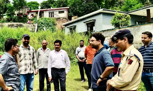Kathua: भूस्खलन प्रभावित क्षेत्रों में एडीसी बसोहली की जांच Kathua: भूस्खलन प्रभावित क्षेत्रों में एडीसी बसोहली की जांच