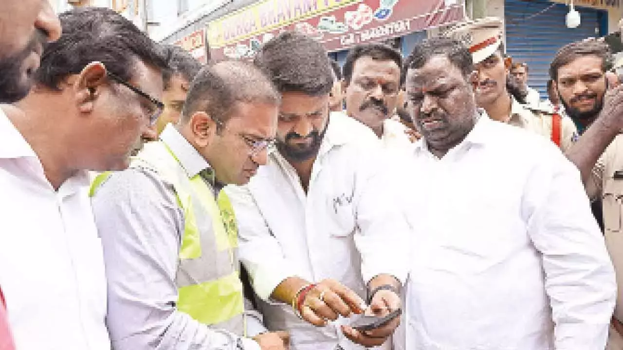Telangana: गोकुल नगर के निवासियों ने TGSPDCL की ढिलाई पर गुस्सा जताया
