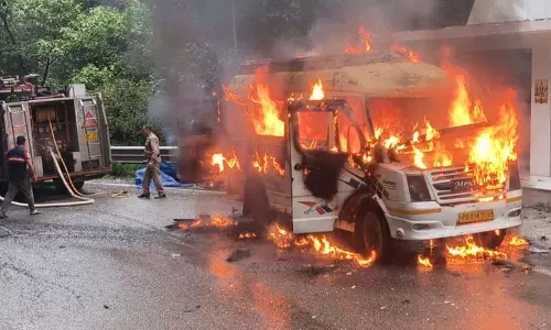 Himachal: टेंपो ट्रैवलर में आग लगने से मणिमहेश तीर्थयात्री बाल-बाल बचे