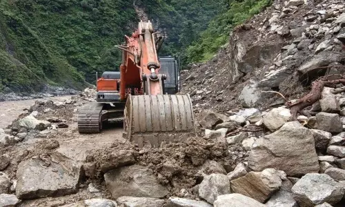 दो दिनों के पूर्ण व्यवधान के बाद, Mandi district में सड़क बहाली का काम शुरू दो दिनों के पूर्ण व्यवधान के बाद, Mandi district में सड़क बहाली का काम शुरू