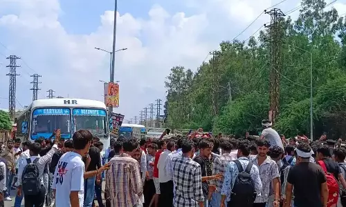 Jind: अध्यापिका ने रोड जाम कर सरकार से इंसाफ की अपील की