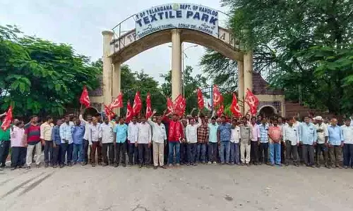 हड़ताल की राह पर.. Siricilla टेक्सटाइल पार्क के मजदूर