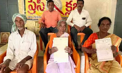ज़मीन विवाद को लेकर बुजुर्ग महिला जानुपा मल्लम्मा दुखी