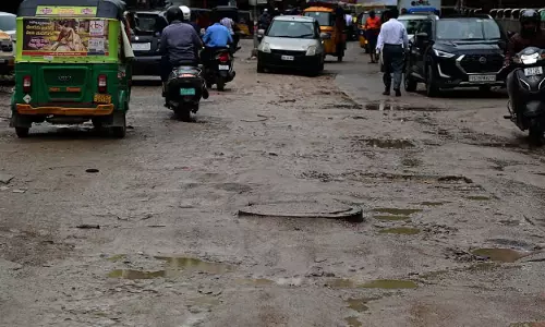 बारिश से क्षतिग्रस्त Hyderabad की सड़कों पर वाहन चालकों को परेशानी