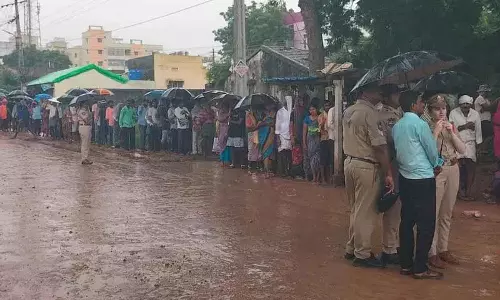 Warangal में यूरिया की कमी के कारण तेलंगाना के किसानों को लंबी कतारों का सामना करना पड़ रहा