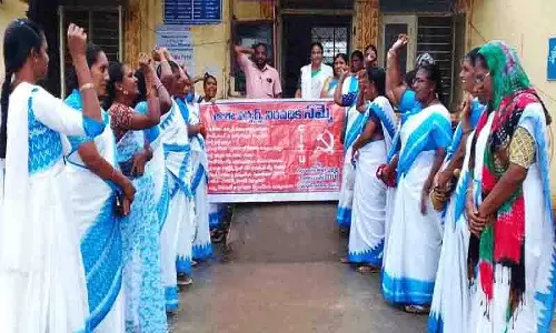 आशा कार्यकर्ताओं ने करेपल्ली PHC के सामने किया विरोध प्रदर्शन