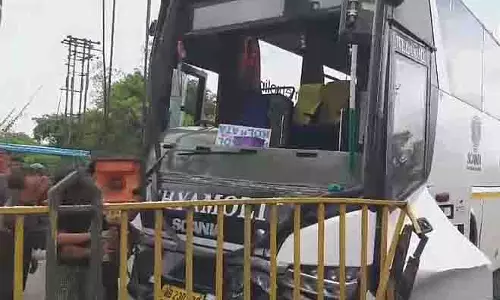 राष्ट्रीय राजमार्ग 19 पर बस ट्रक से टकराई, 5 घायल
